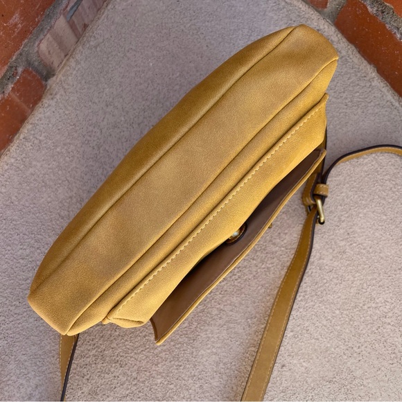 Magnolia Grace Allie Multi-pocket Crossbody Bag in Mustard color - Stitch Fix - Picture 4 of 7